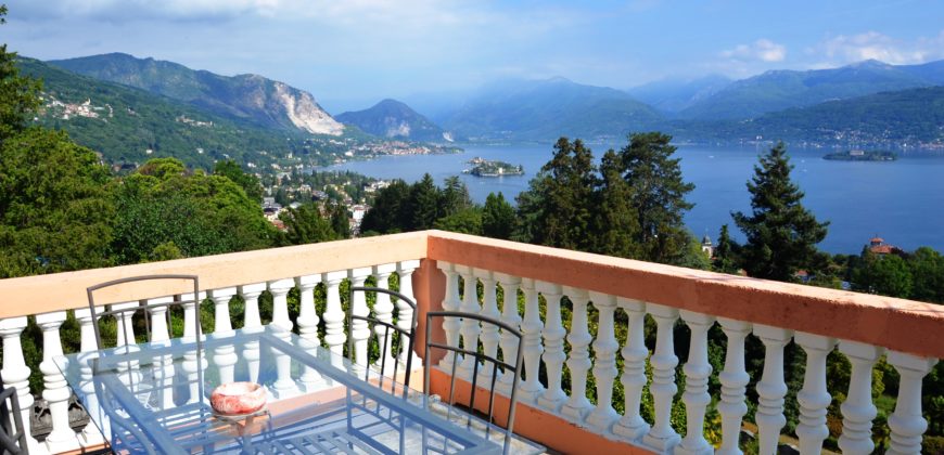 Foto Villa storica con splendida vista lago e parco, Stresa