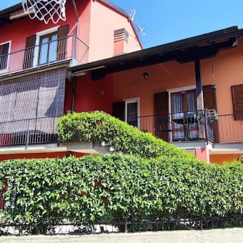 Casa semi indipendente con cortile e box, Casale Corte Cerro