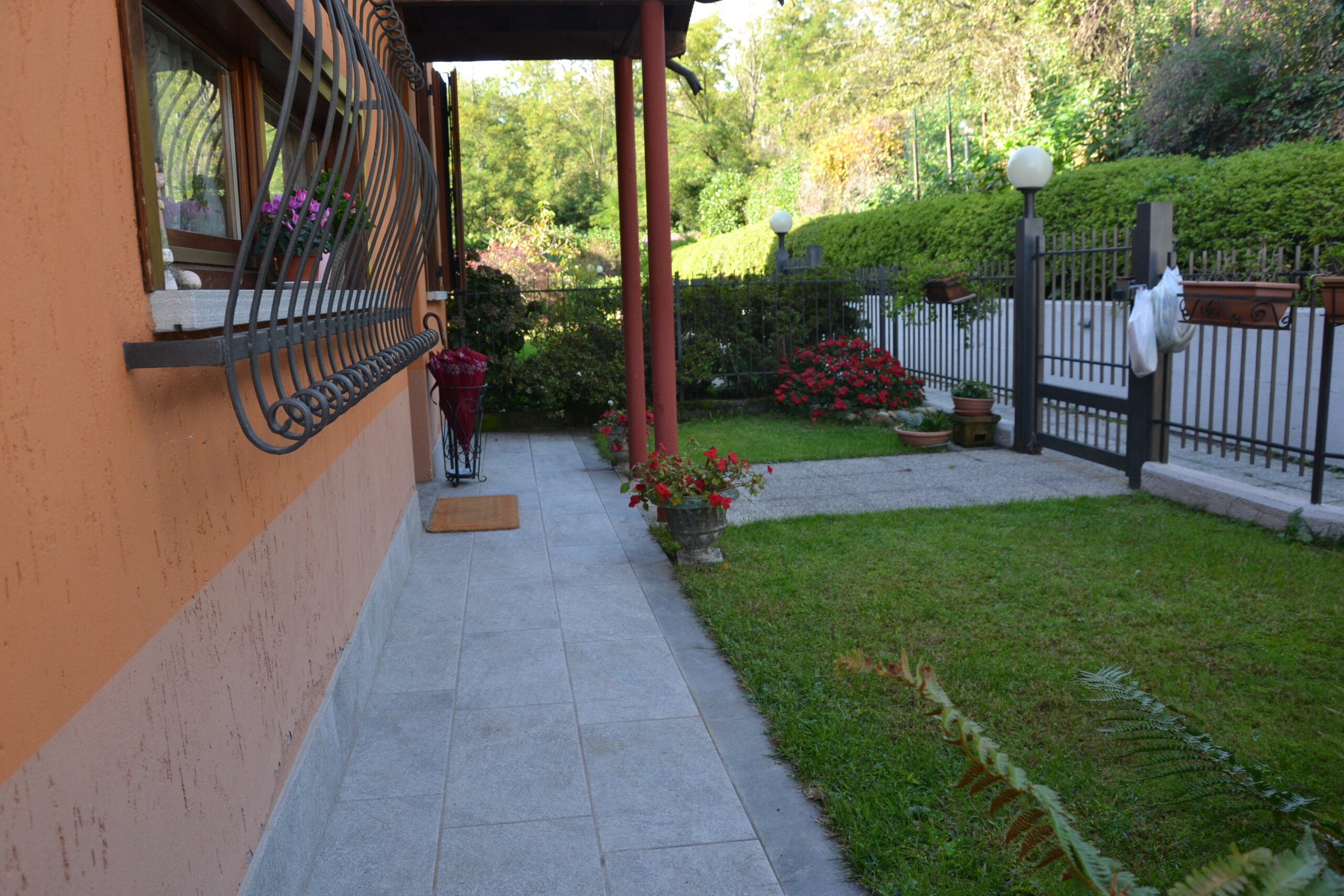 Anteprima foto Villa di recente costruzione con giardino, Intra