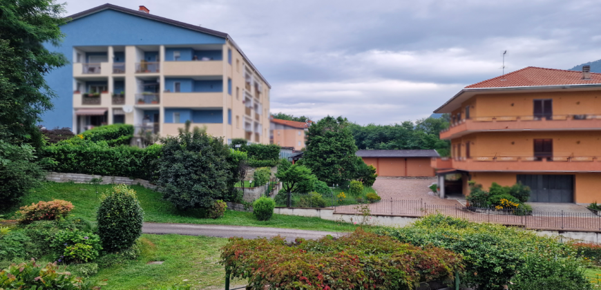 Foto Trilocale bilivello con terrazzo e giardino, Omegna