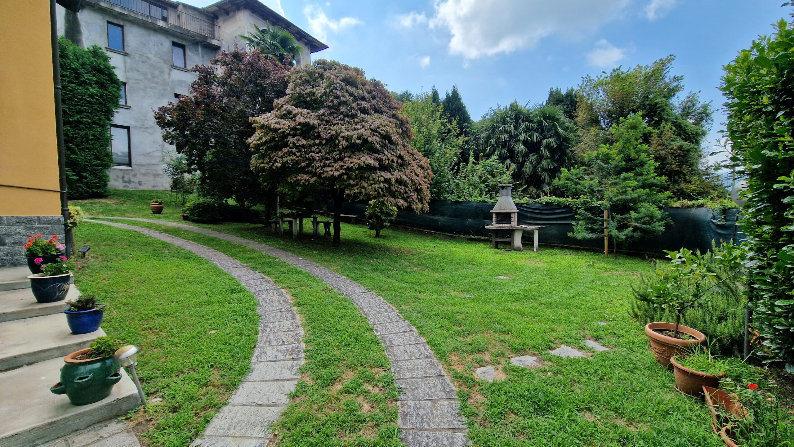 Foto Villa singola con giardino e vista lago