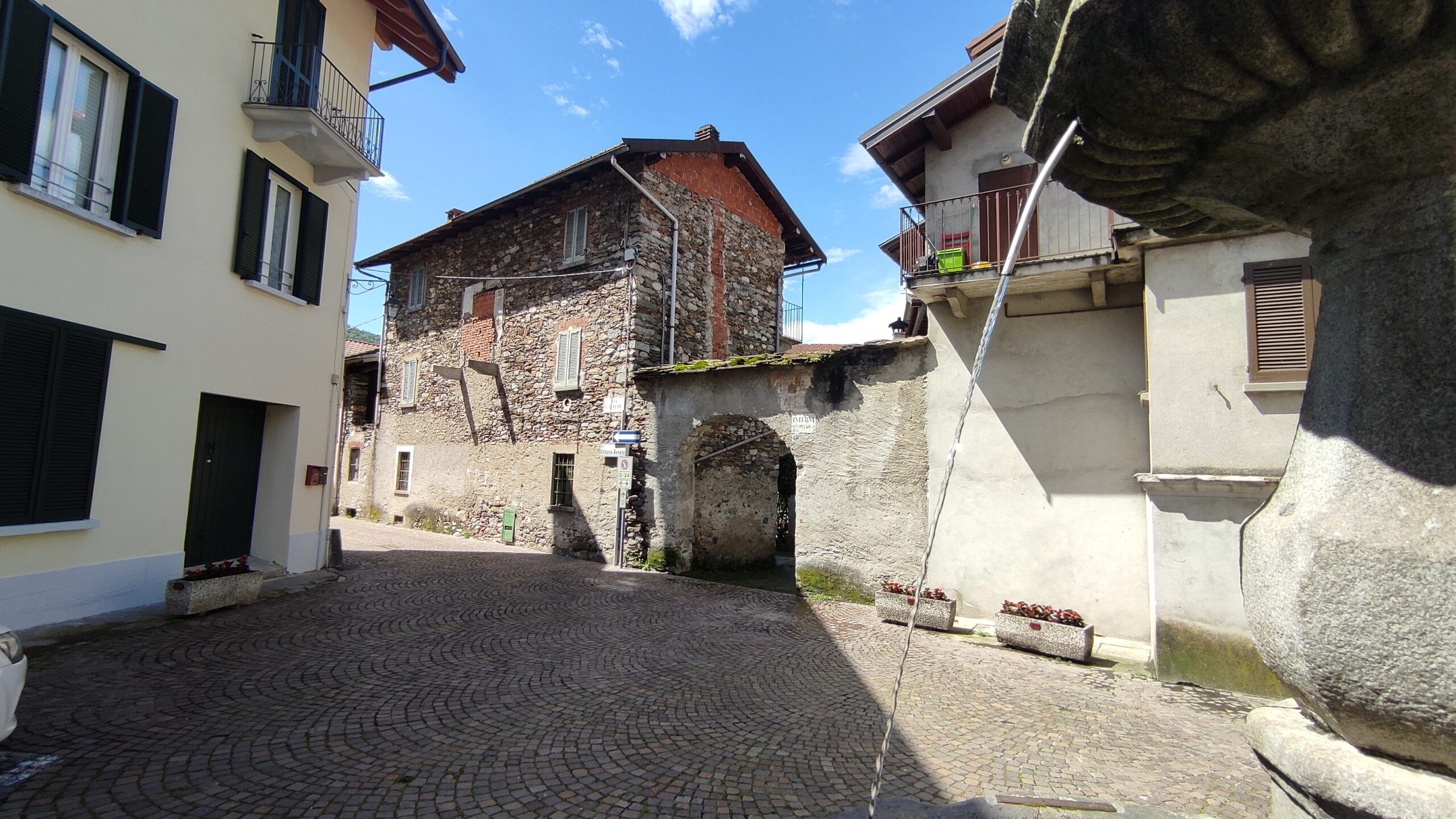 Ampia porzione di casa da ristrutturare, Cambiasca