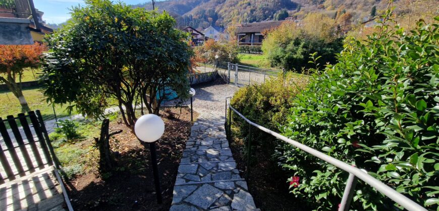 Foto Villa bifamiliare con ampio giardino, Pedemonte