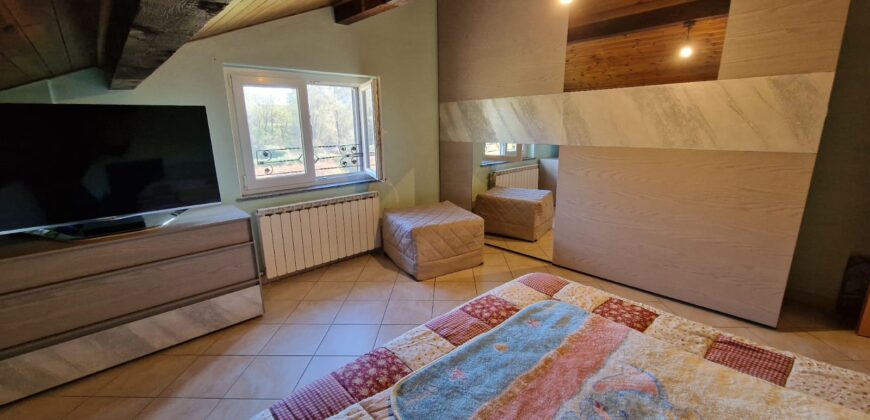 Foto Villa bifamiliare con ampio giardino, Pedemonte
