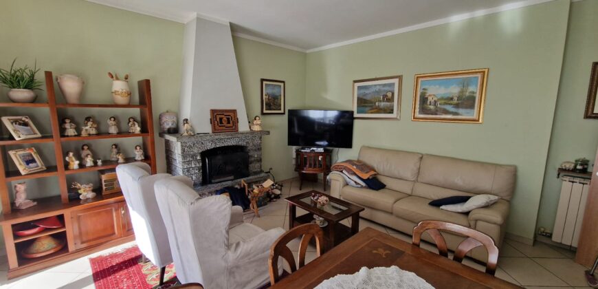 Foto Villa bifamiliare con ampio giardino, Pedemonte