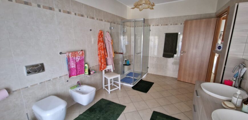 Foto Villa bifamiliare con ampio giardino, Pedemonte
