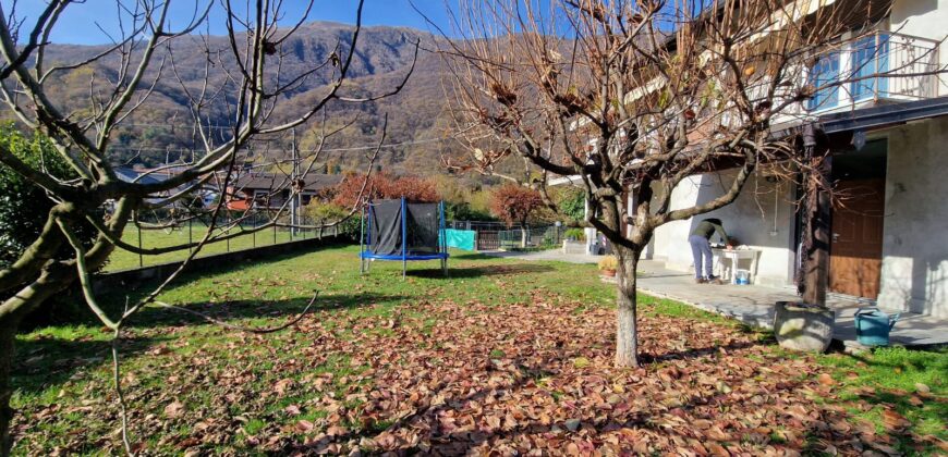 Foto Villa bifamiliare con ampio giardino, Pedemonte