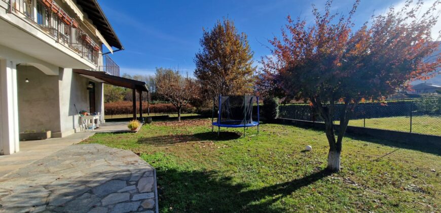 Foto Villa bifamiliare con ampio giardino, Pedemonte