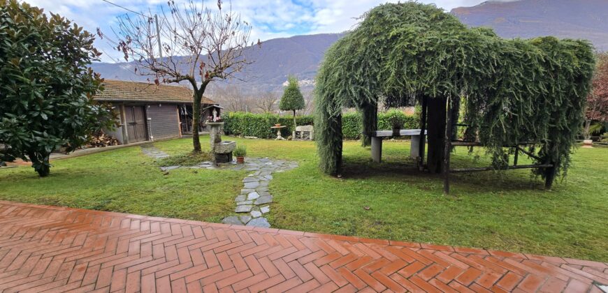 Foto Villa indipendente baciata dal sole e immersa nel verde, Granerolo