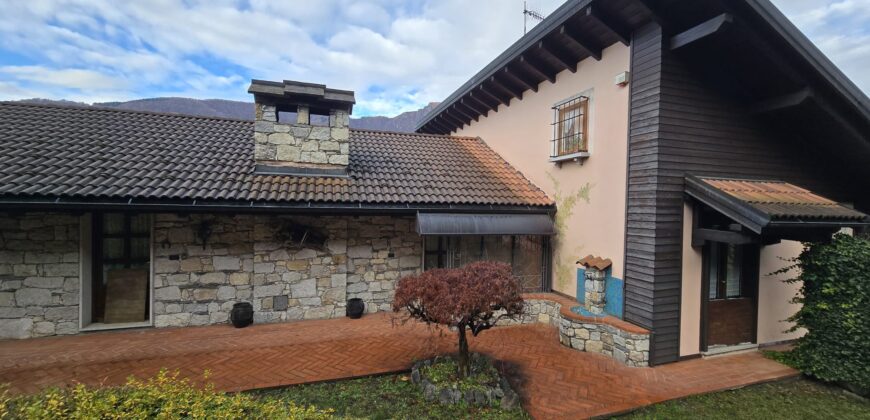 Foto Villa indipendente baciata dal sole e immersa nel verde, Granerolo