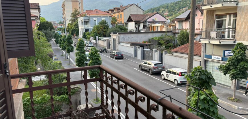 Foto Quadrilocale con balconi, in centro ad Intra