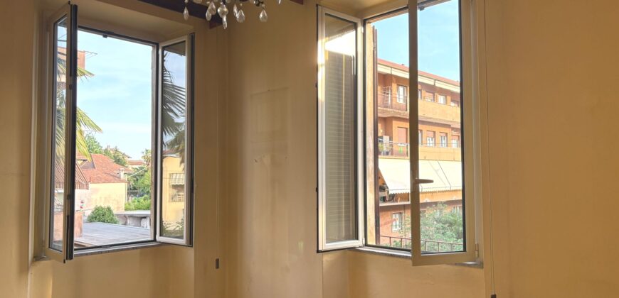 Foto Quadrilocale con balconi, in centro ad Intra