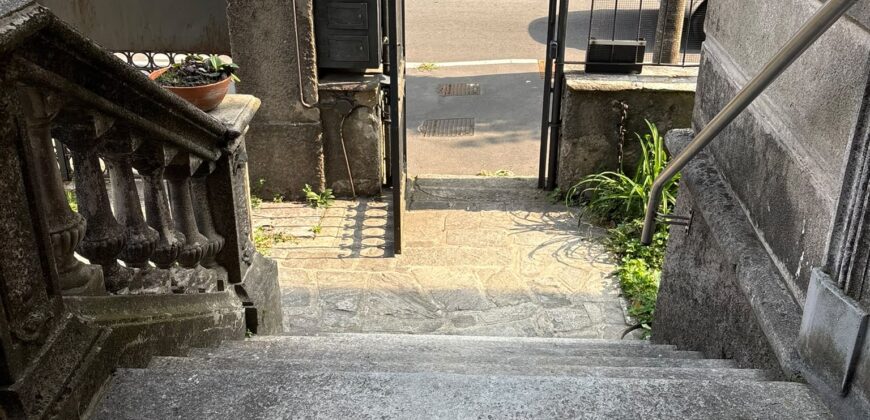 Foto Quadrilocale con balconi, in centro ad Intra