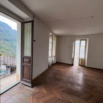 Casa indipendente d’epoca da ristrutturare, con vista panoramica ad Esio