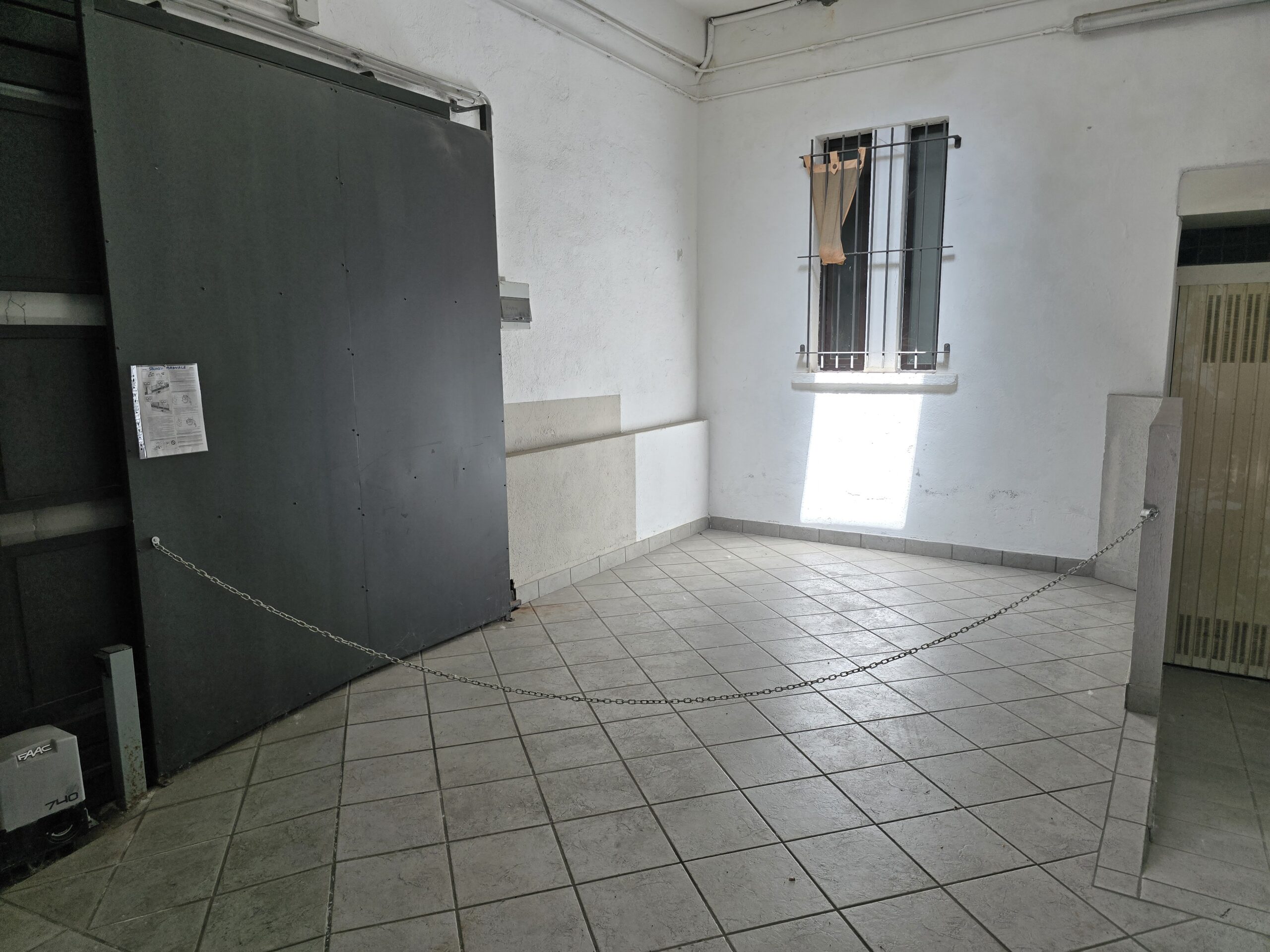 Foto Locale uso studio-ufficio con posto auto, nel cuore di Intra