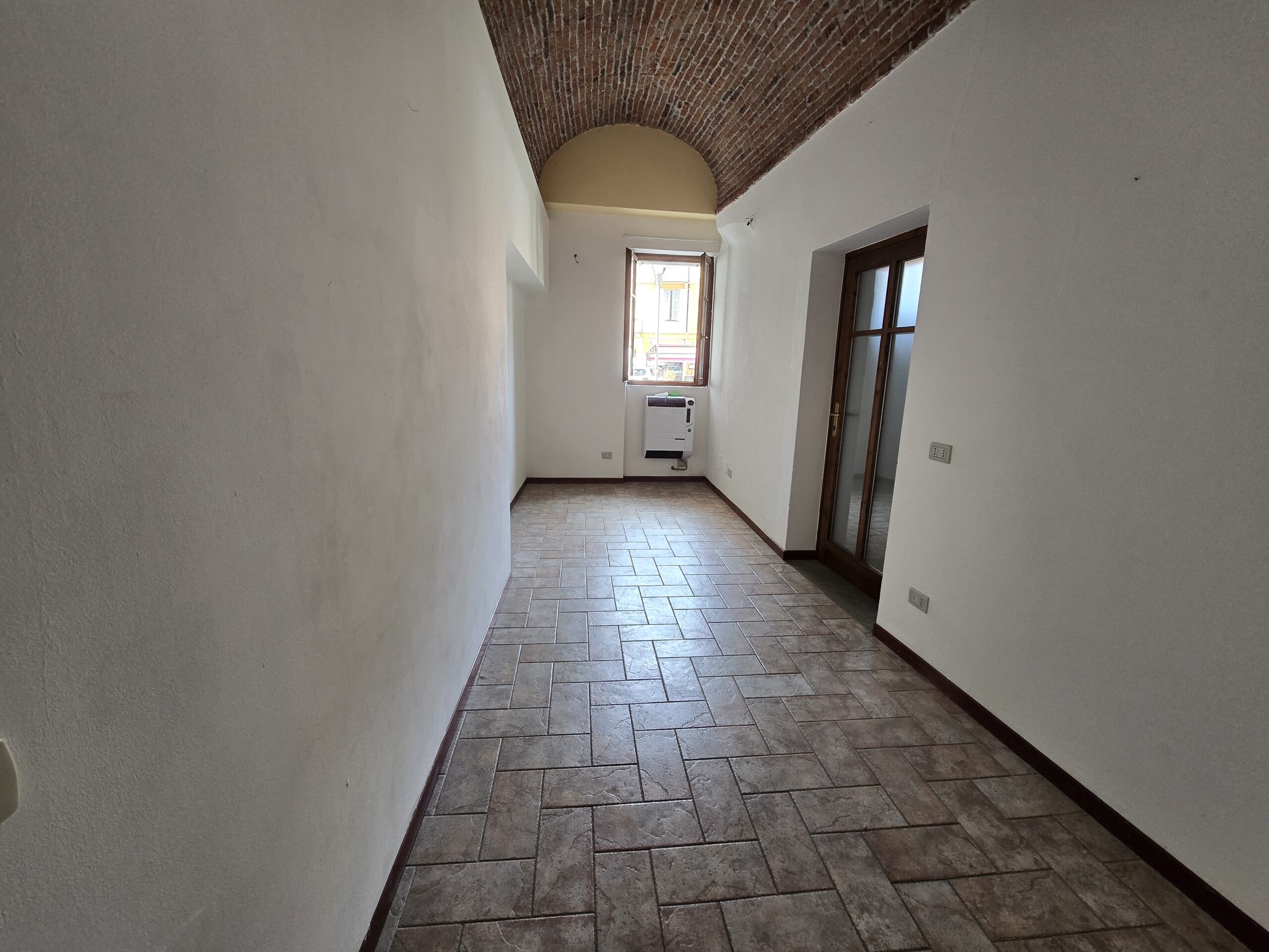 Foto Locale uso studio-ufficio con posto auto, nel cuore di Intra