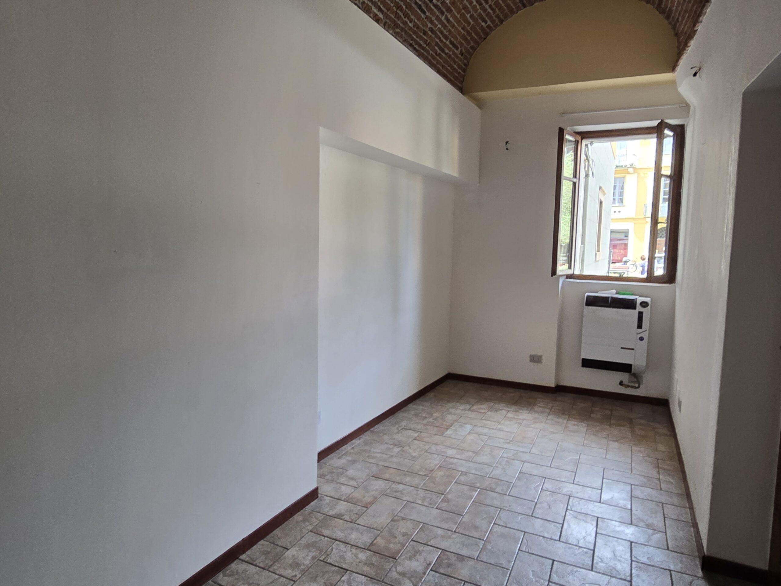 Foto Locale uso studio-ufficio con posto auto, nel cuore di Intra