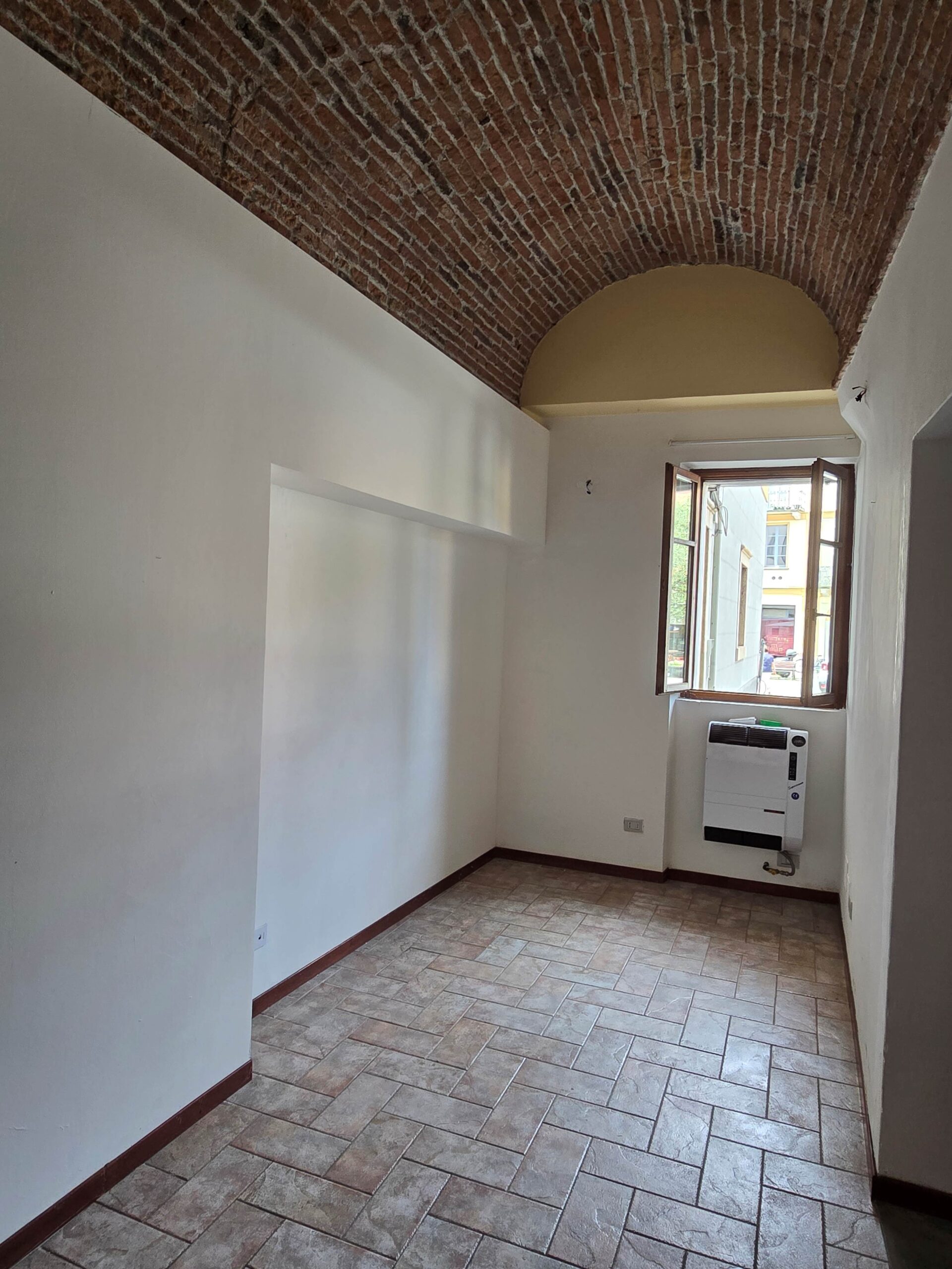 Foto Locale uso studio-ufficio con posto auto, nel cuore di Intra