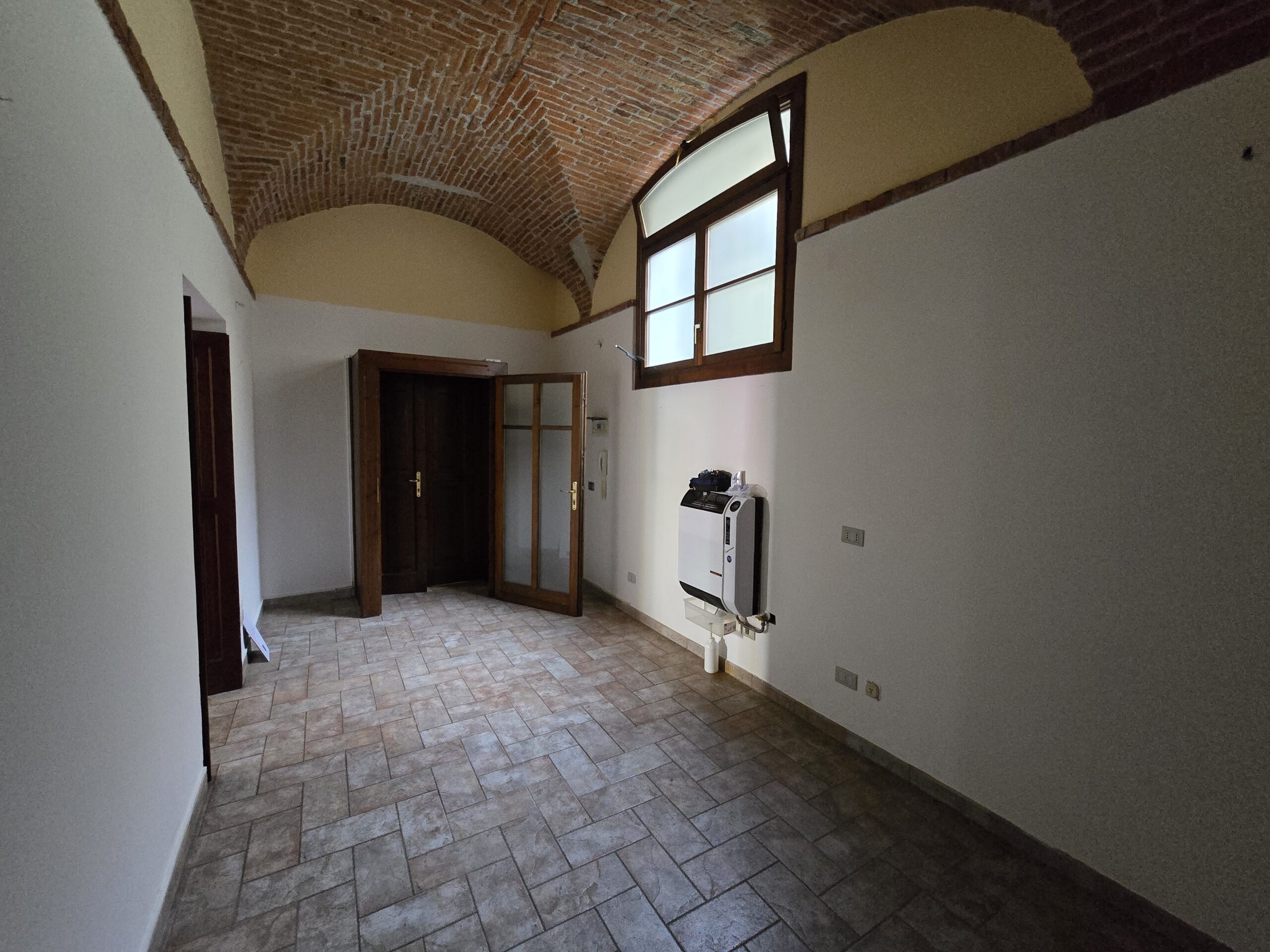 Foto Locale uso studio-ufficio con posto auto, nel cuore di Intra