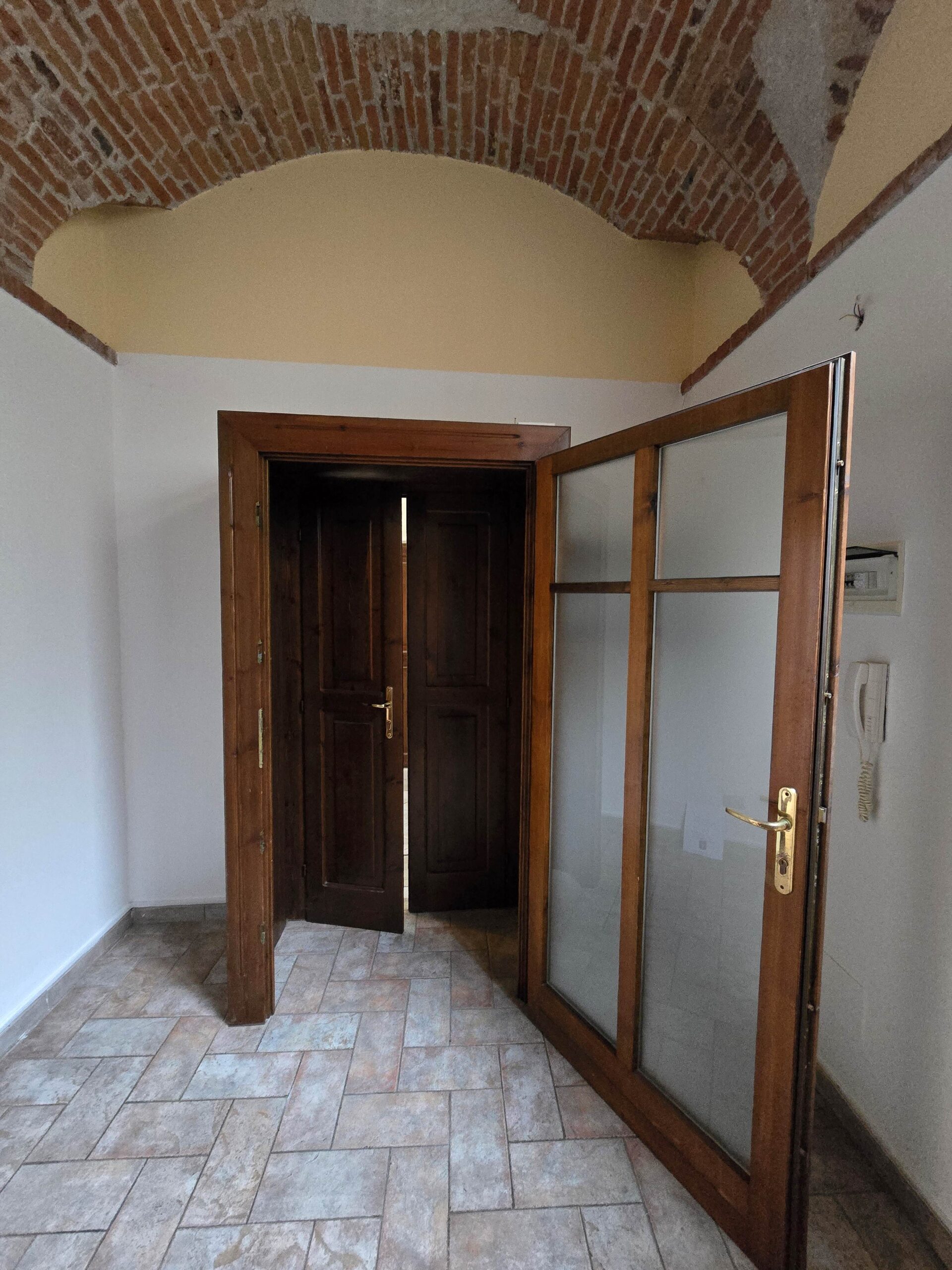Foto Locale uso studio-ufficio con posto auto, nel cuore di Intra