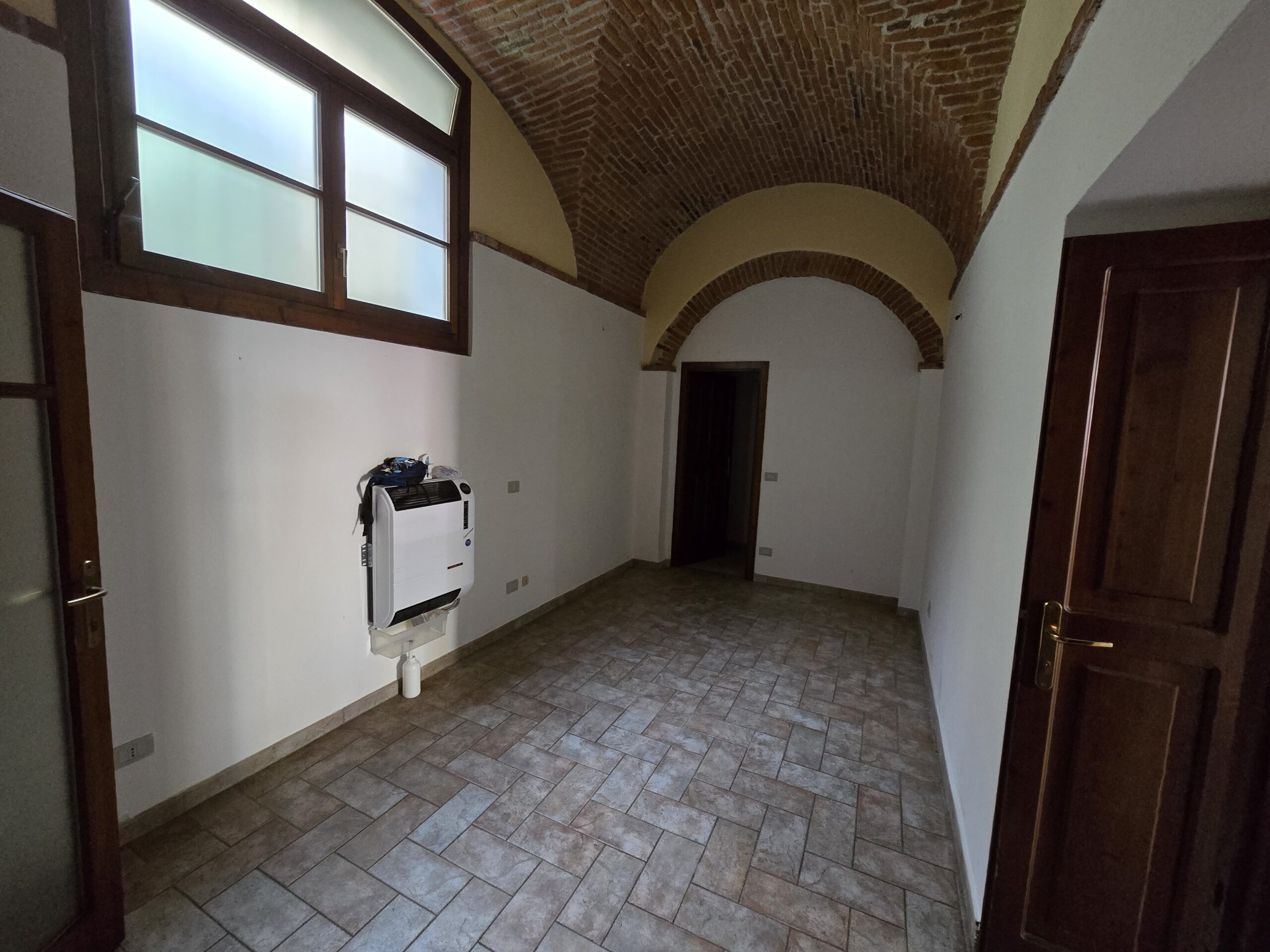 Foto Locale uso studio-ufficio con posto auto, nel cuore di Intra