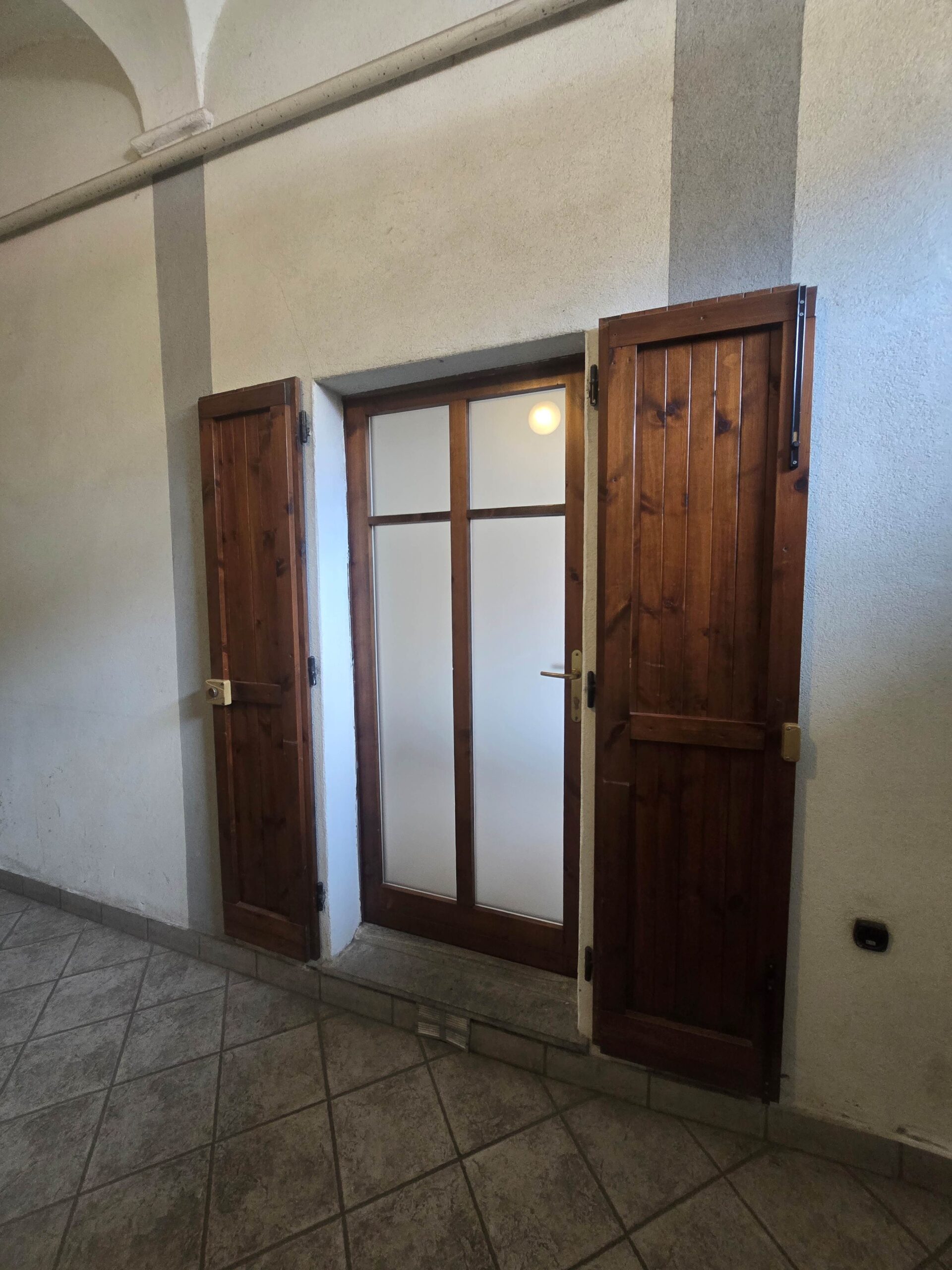 Foto Locale uso studio-ufficio con posto auto, nel cuore di Intra