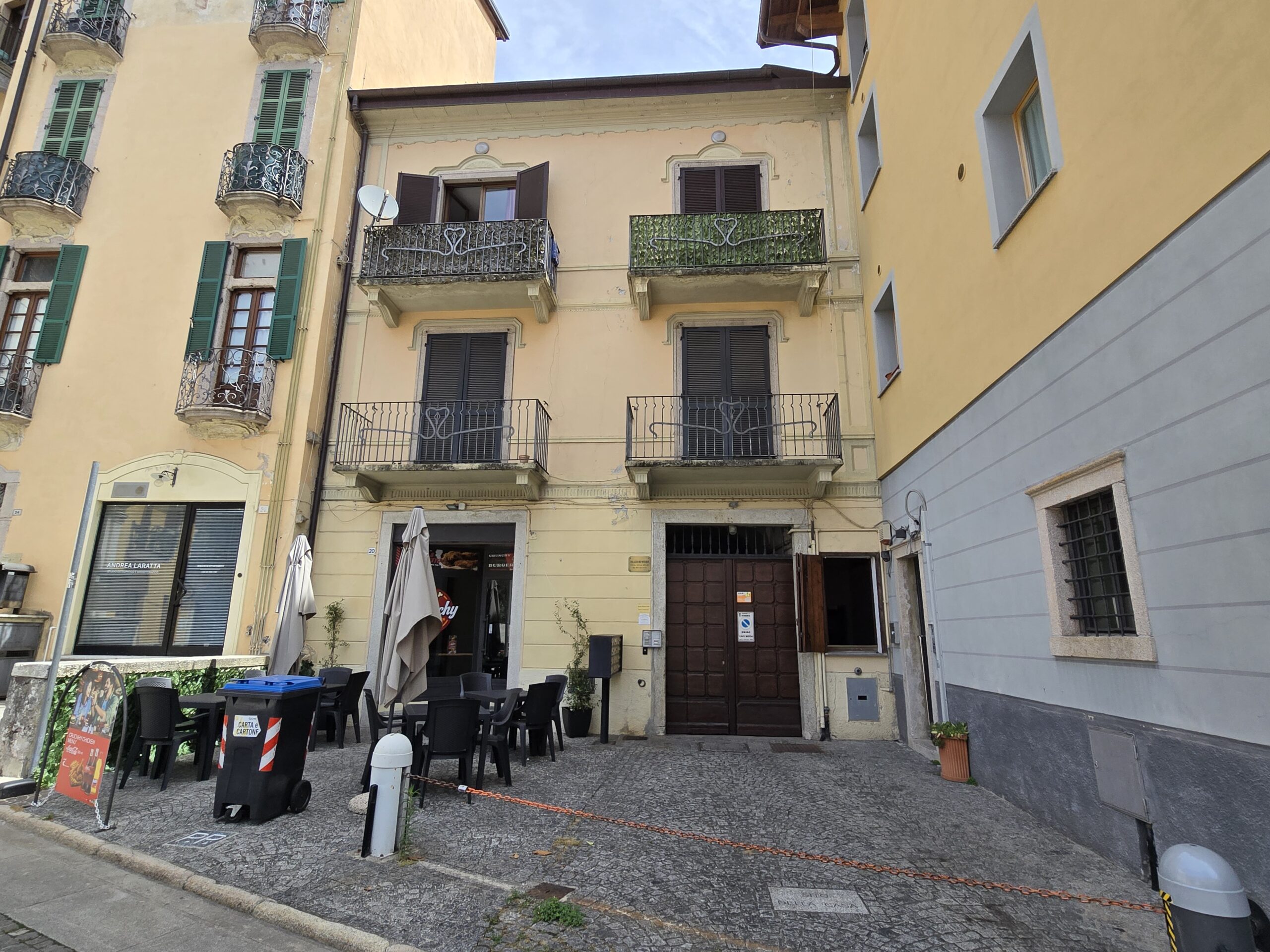 Foto Locale uso studio-ufficio con posto auto, nel cuore di Intra
