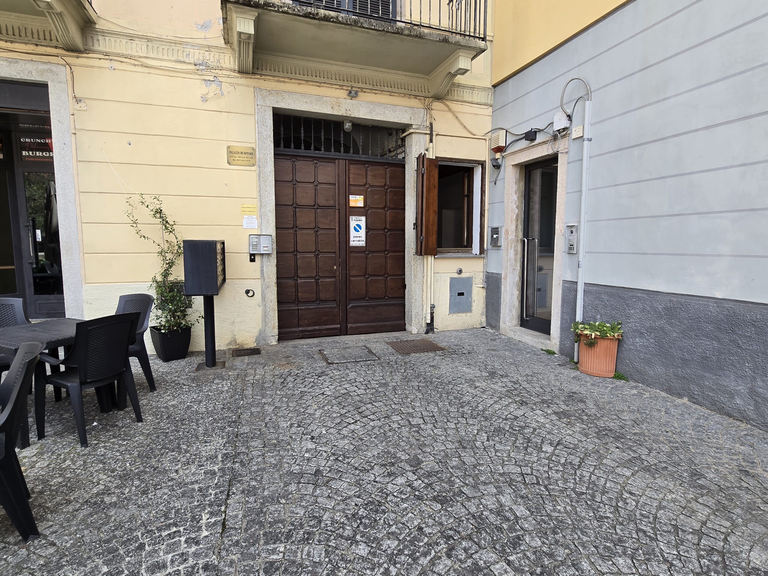 Foto Locale uso studio-ufficio con posto auto, nel cuore di Intra