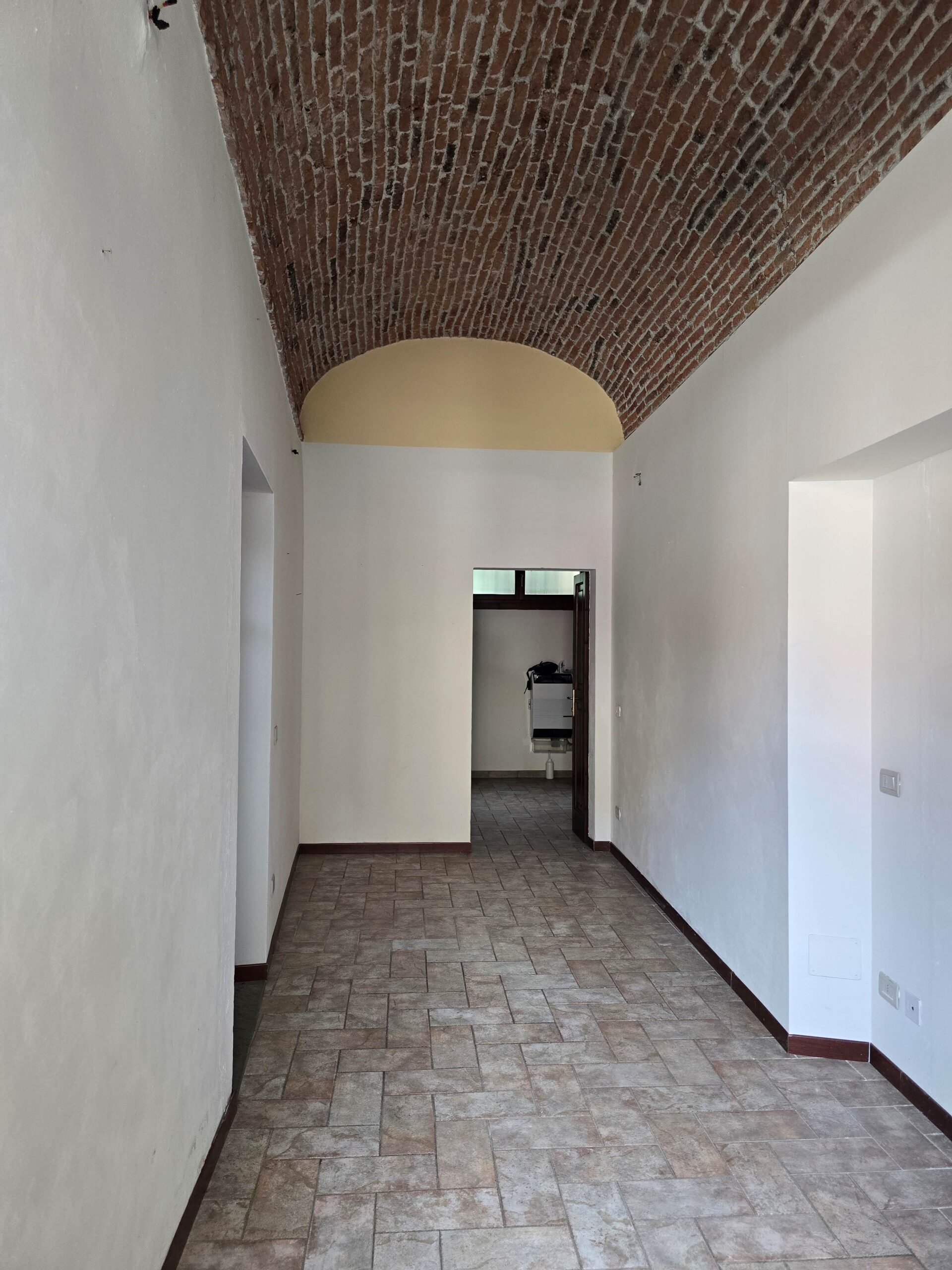 Foto Locale uso studio-ufficio con posto auto, nel cuore di Intra