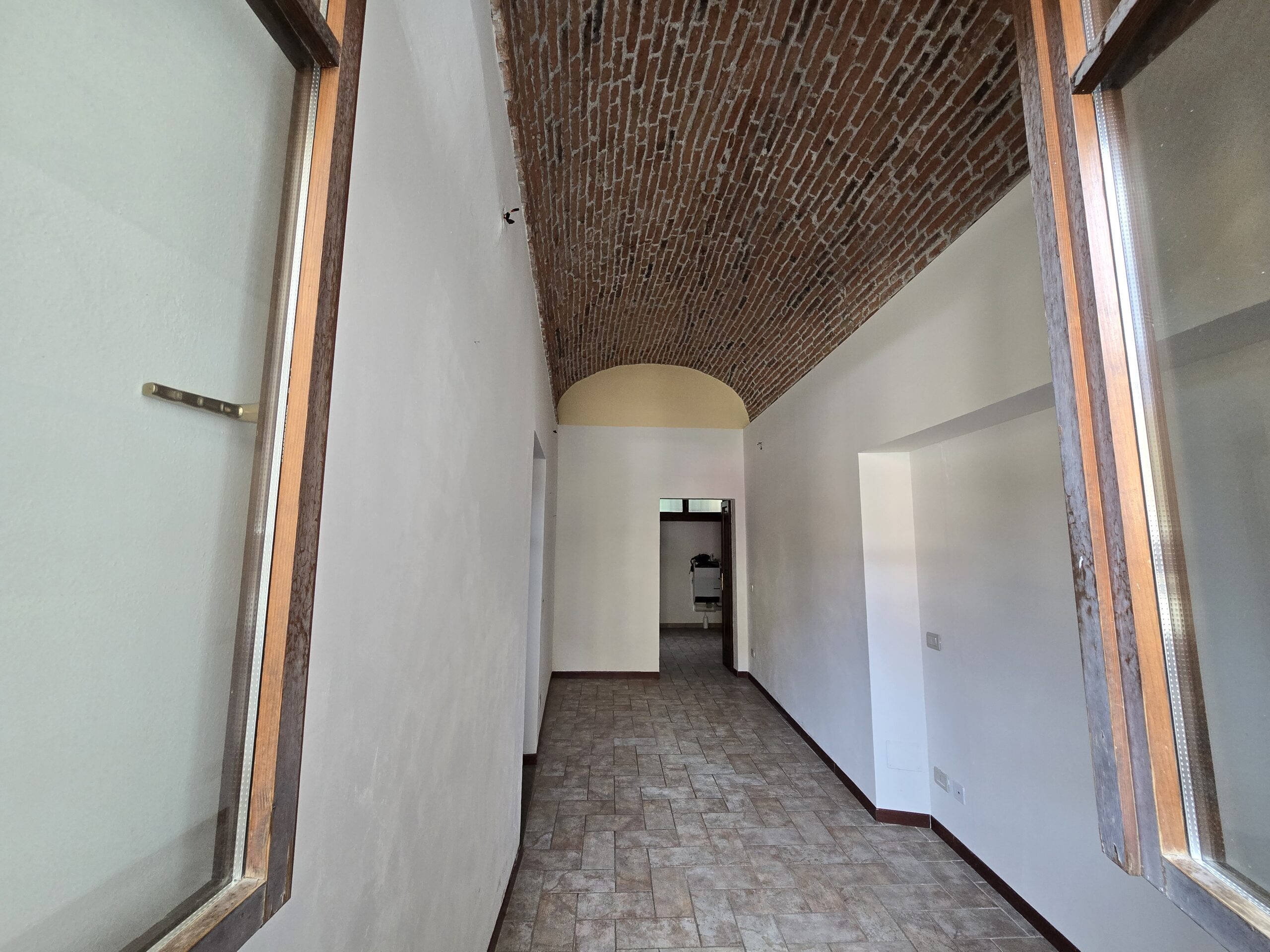 Foto Locale uso studio-ufficio con posto auto, nel cuore di Intra