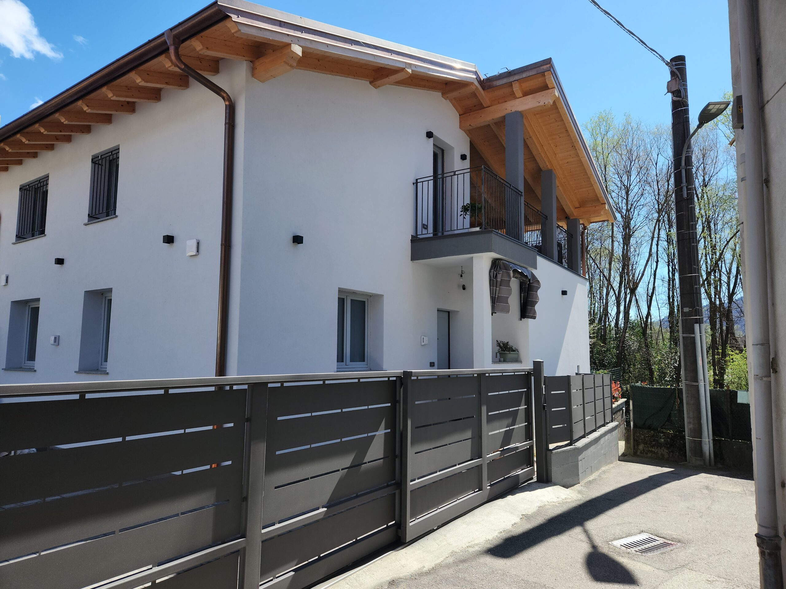 Foto Casa indipendente ristrutturata con terrazzo e giardino, Fondotoce