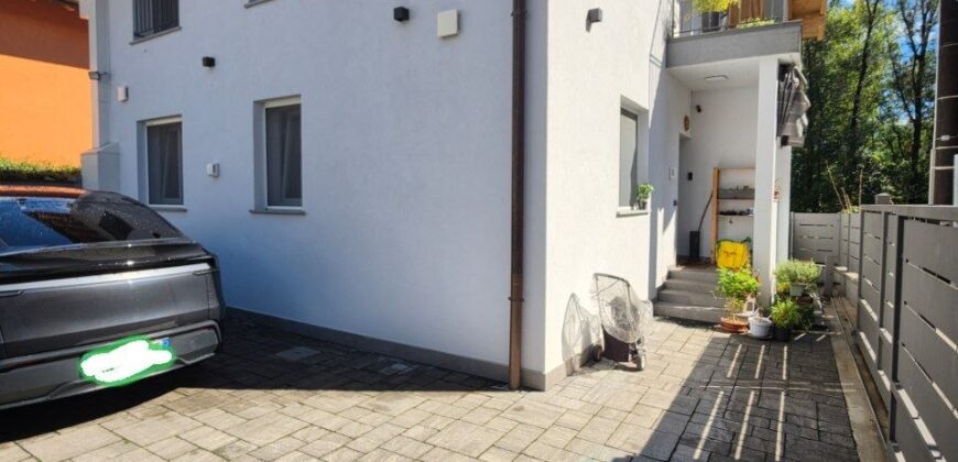 Foto Casa indipendente ristrutturata con terrazzo e giardino, Fondotoce