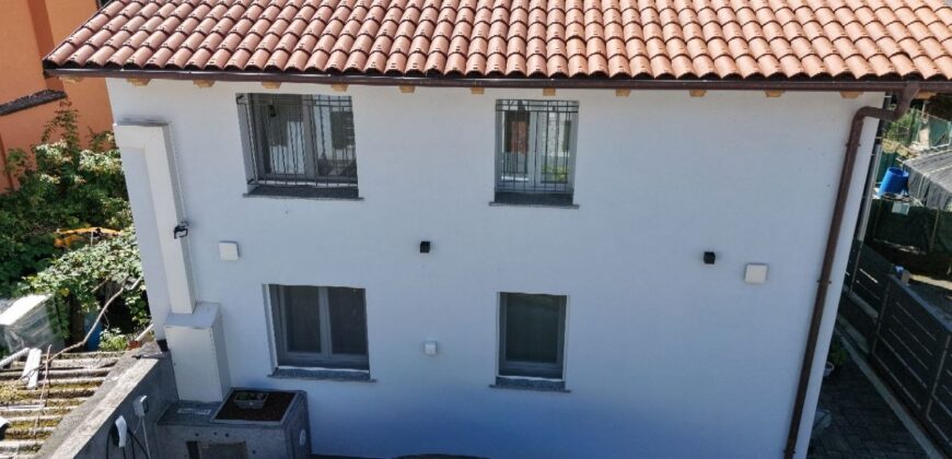 Foto Casa indipendente ristrutturata con terrazzo e giardino, Fondotoce