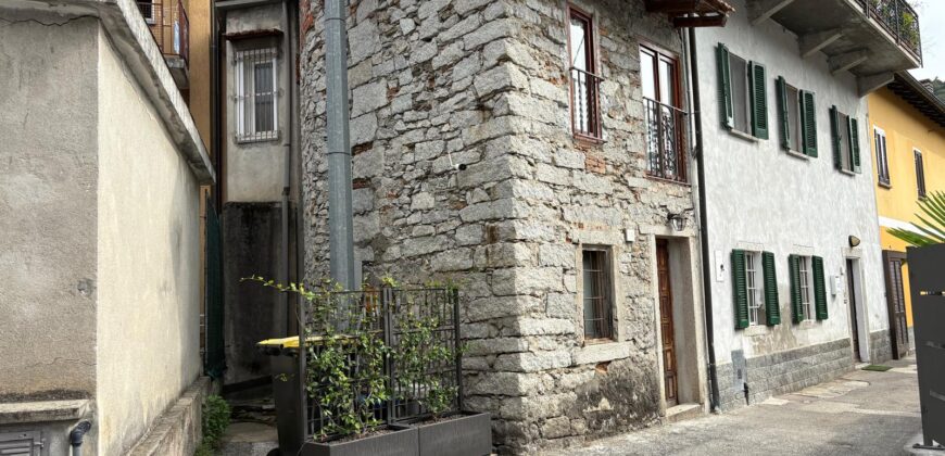 Foto Casa indipendente ristrutturata con terrazzo e giardino, Fondotoce