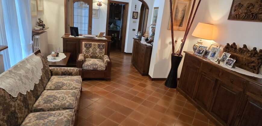 Foto Casa semi-indipendente su tre livelli con box e taverna, Migiandone
