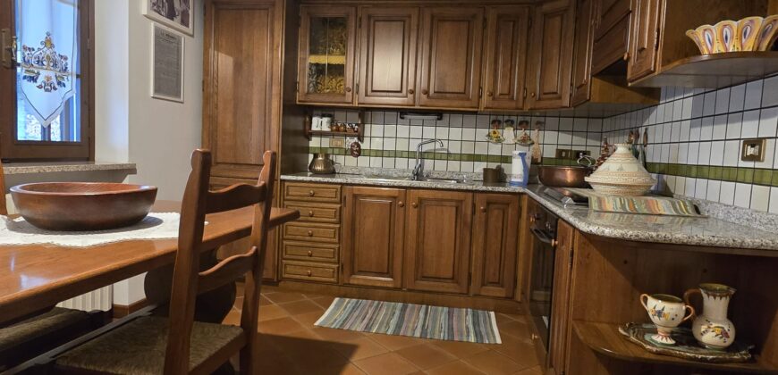 Foto Casa semi-indipendente su tre livelli con box e taverna, Migiandone