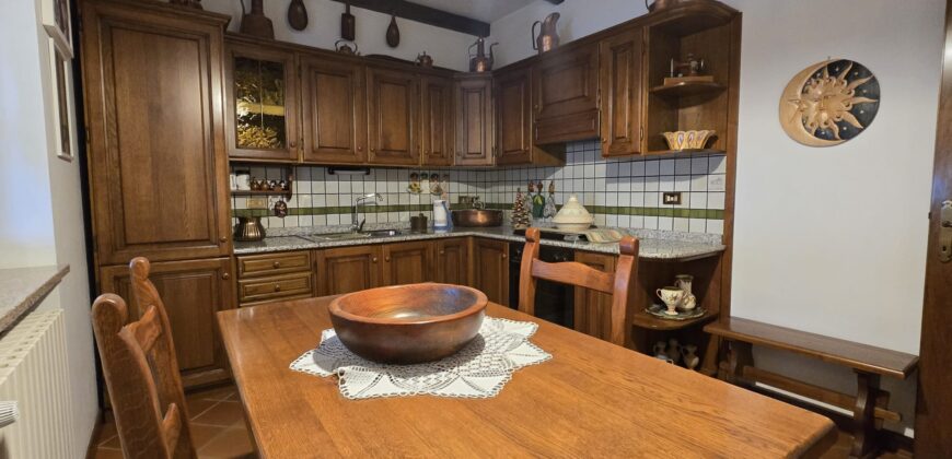 Foto Casa semi-indipendente su tre livelli con box e taverna, Migiandone