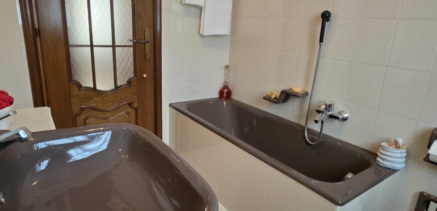 Foto Casa semi-indipendente su tre livelli con box e taverna, Migiandone