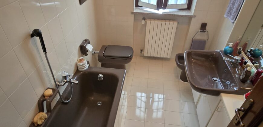 Foto Casa semi-indipendente su tre livelli con box e taverna, Migiandone