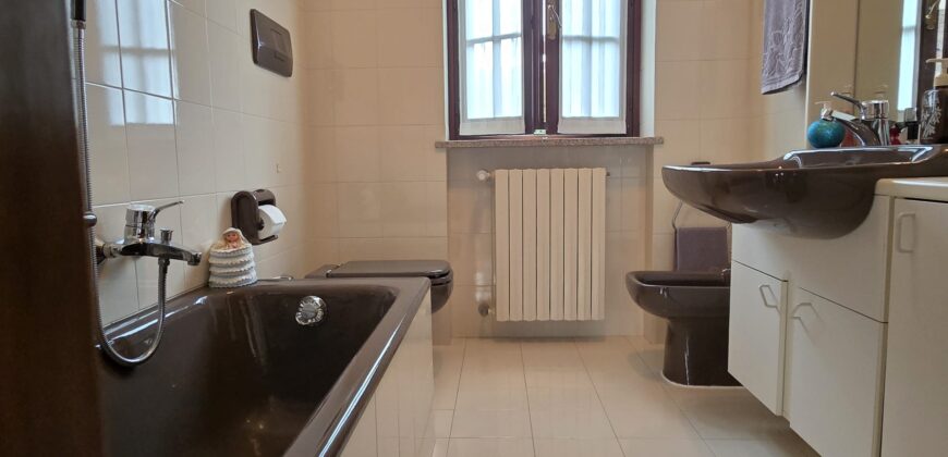 Foto Casa semi-indipendente su tre livelli con box e taverna, Migiandone