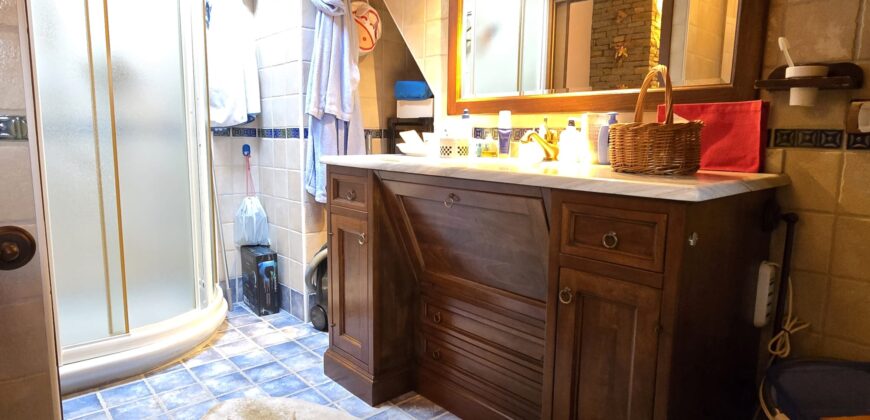 Foto Casa semi-indipendente su tre livelli con box e taverna, Migiandone