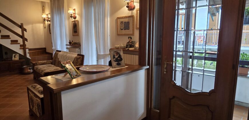 Foto Casa semi-indipendente su tre livelli con box e taverna, Migiandone