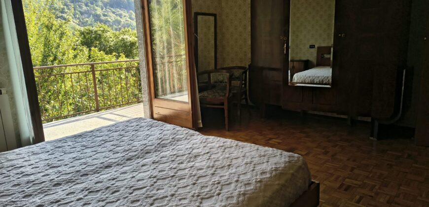 Foto CAMBIASCA: VILLA INDIPENDENTE CON GIARDINO