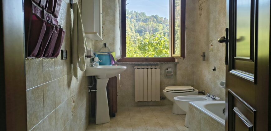 Foto CAMBIASCA: VILLA INDIPENDENTE CON GIARDINO
