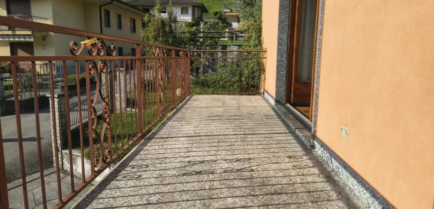 Foto CAMBIASCA: VILLA INDIPENDENTE CON GIARDINO